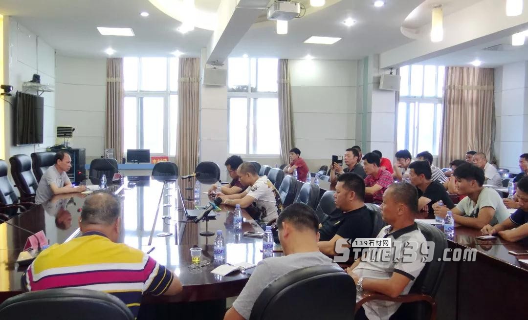 福建南安市豐州鎮(zhèn)召開石材行業(yè)污染整治工作會議 福建南安市豐州鎮(zhèn)召開石材行業(yè)污染整治工作會議現(xiàn)場