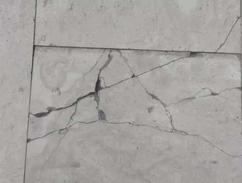 新鋪的這樣大理石為何出現(xiàn)裂紋，該怎么解決呢？