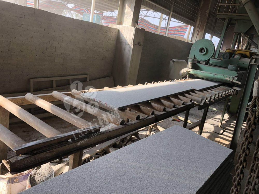 廣東永強(qiáng)石材主營湛江黑,廉江白麻,海浪花(雙稱浪花白),廉江芝麻白、廉江中花、芝麻灰、芝麻黑、海浪花、臺山紅、桂林紅