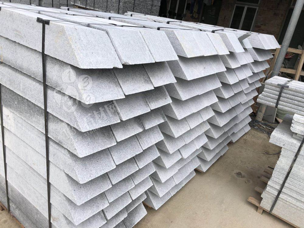 廣東永強(qiáng)石材主營湛江黑,廉江白麻,海浪花(雙稱浪花白),廉江芝麻白、廉江中花、芝麻灰、芝麻黑、海浪花、臺山紅、桂林紅