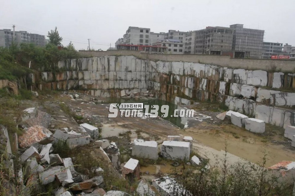 【湖北黃石陽新縣】三男子非法開采大理石被刑拘，挖出15米深坑，比足球場還大