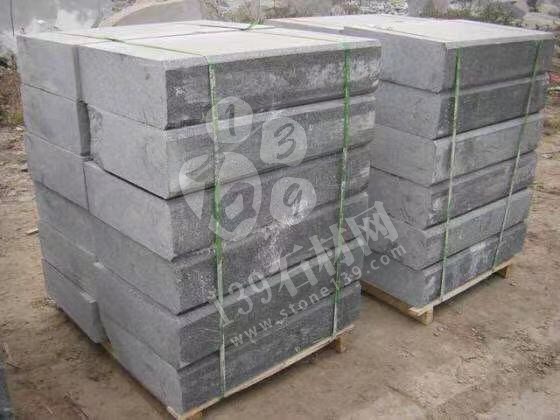 達州輝騰石材專業提供青石路沿石、欄桿、地鋪石、臺階石的園林青石產品