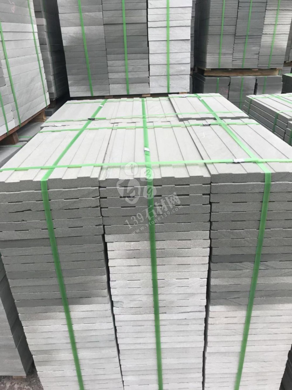 達州輝騰石材專業提供青石路沿石、欄桿、地鋪石、臺階石的園林青石產品