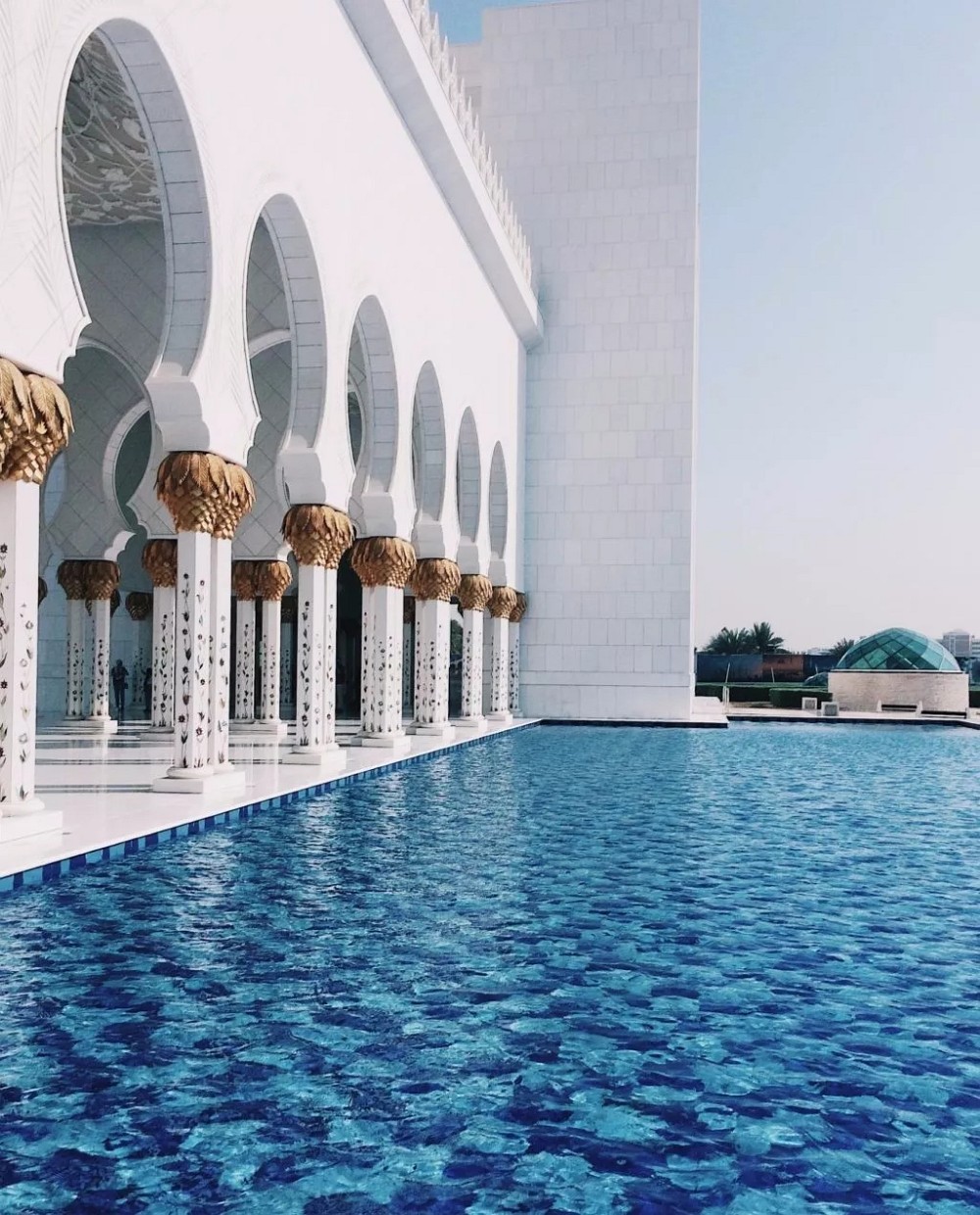 阿聯酋首都阿布扎比大清真寺通體漢白玉包裹，耗費46噸黃金，耗時12年.