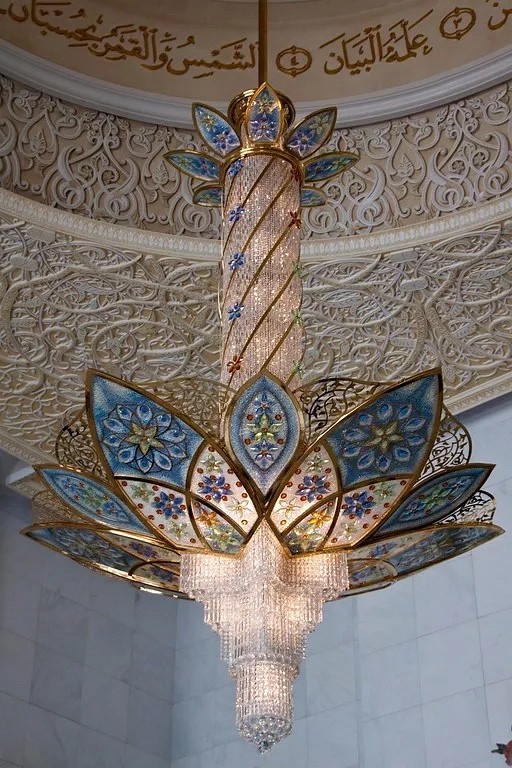 阿聯酋首都阿布扎比大清真寺通體漢白玉包裹，耗費46噸黃金，耗時12年.