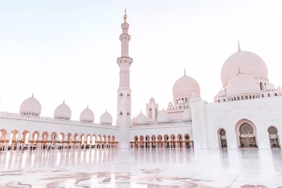 阿聯酋首都阿布扎比大清真寺通體漢白玉包裹，耗費46噸黃金，耗時12年.