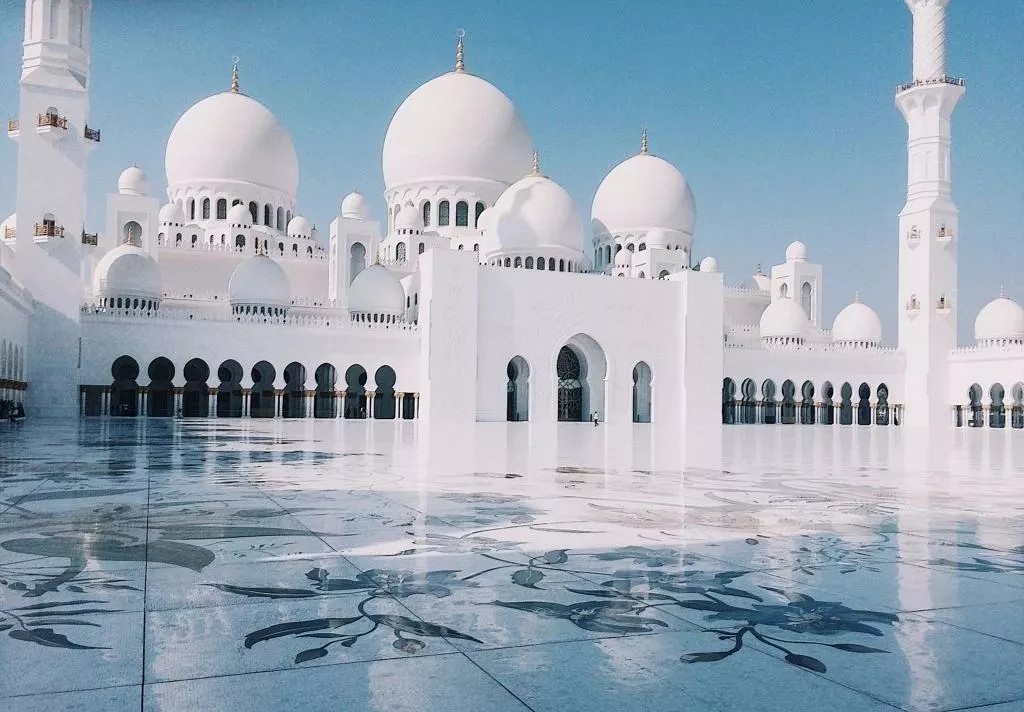 阿聯酋首都阿布扎比大清真寺通體漢白玉包裹，耗費46噸黃金，耗時12年.