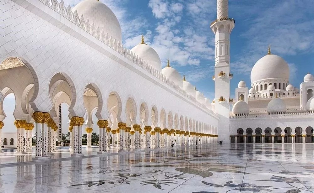 阿聯酋首都阿布扎比大清真寺通體漢白玉包裹，耗費46噸黃金，耗時12年.