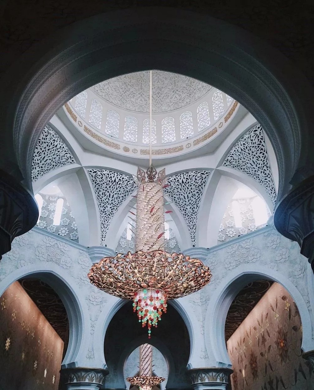 阿聯酋首都阿布扎比大清真寺通體漢白玉包裹，耗費46噸黃金，耗時12年.