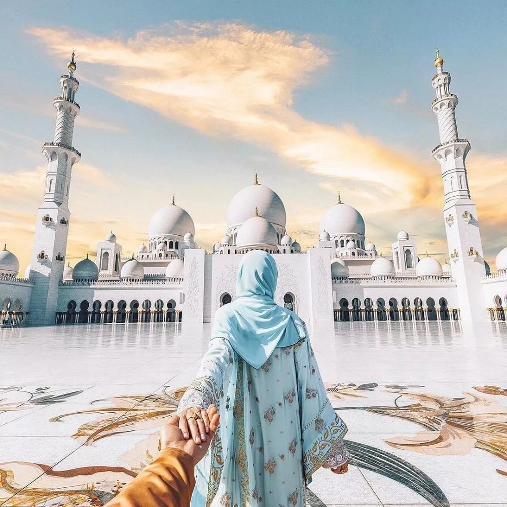 阿聯酋首都阿布扎比大清真寺通體漢白玉包裹，耗費46噸黃金，耗時12年.