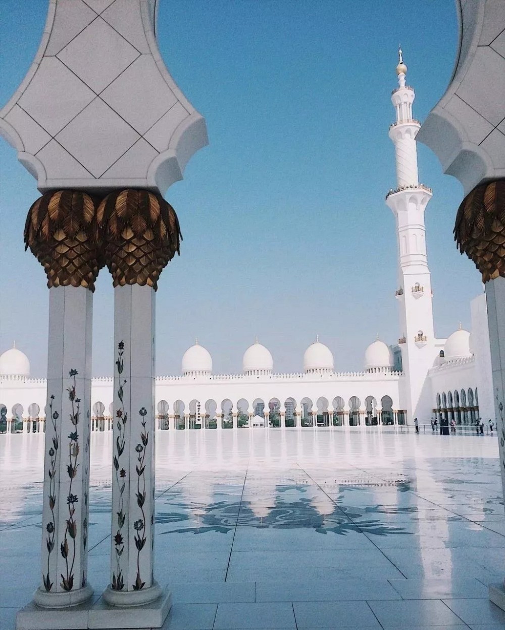 阿聯酋首都阿布扎比大清真寺通體漢白玉包裹，耗費46噸黃金，耗時12年.