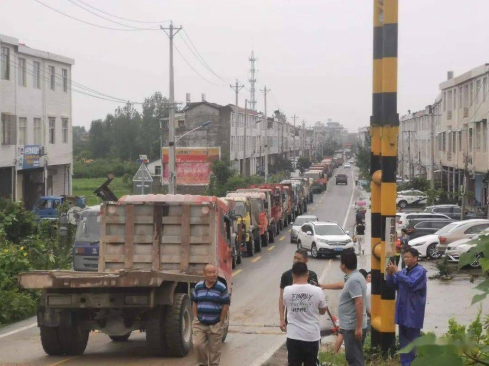 麻城發生重大塌方險情！麻城石材人無償運送5000方石材荒料進行拋石固腳！點贊！