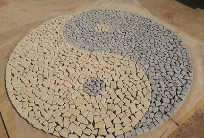 花崗巖地鋪：冰裂紋vs馬蹄石，哪種鋪裝效果好看？