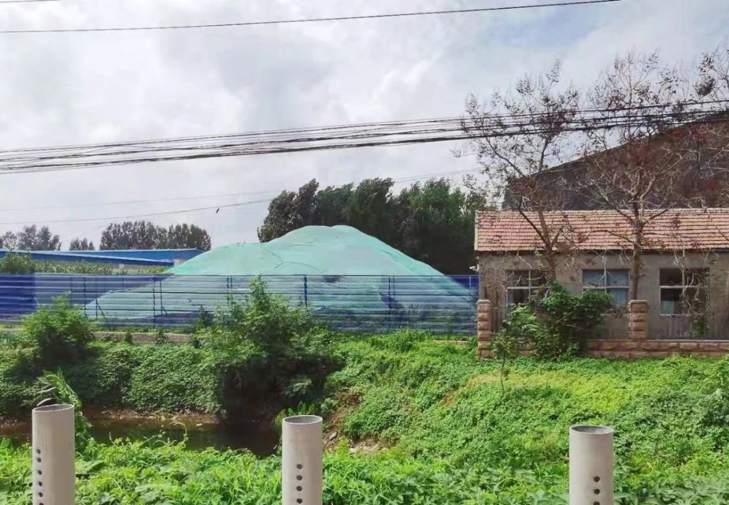 山東莒縣龍山鎮(zhèn)三家石材廠存在揚塵污染問題，被立案處罰！