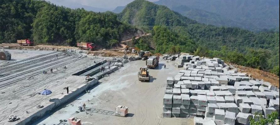 四川萬源青石礦山開采現(xiàn)場(chǎng)實(shí)拍圖