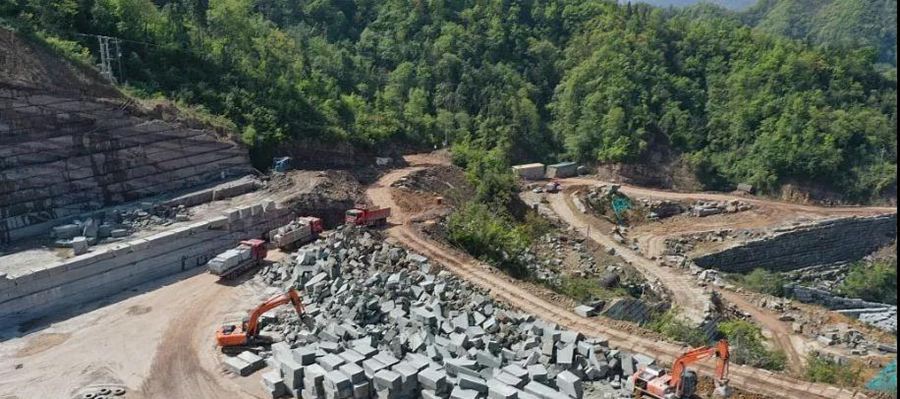 四川萬源青石礦山開采現(xiàn)場(chǎng)實(shí)拍圖