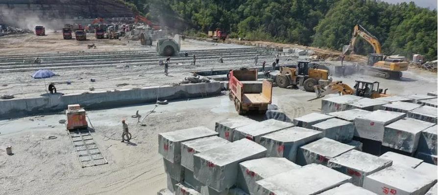 四川萬源青石礦山開采現(xiàn)場(chǎng)實(shí)拍圖