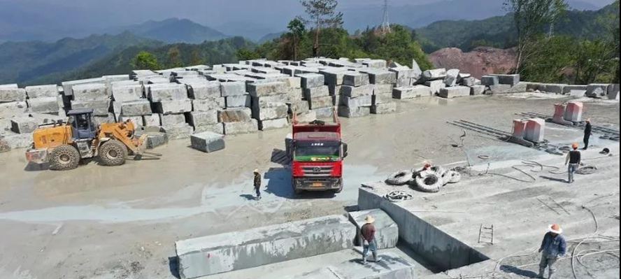 四川萬源青石礦山開采現(xiàn)場(chǎng)實(shí)拍圖