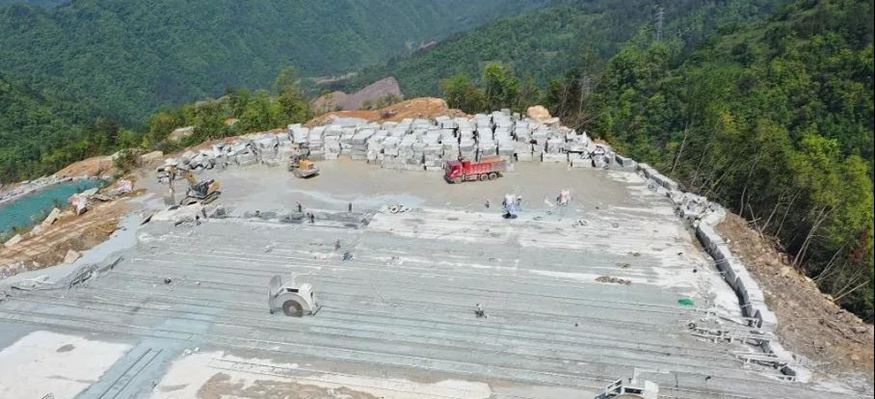 四川萬源青石礦山開采現(xiàn)場(chǎng)實(shí)拍圖