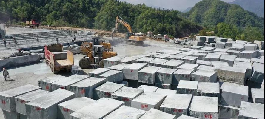 四川萬源青石礦山開采現(xiàn)場(chǎng)實(shí)拍圖