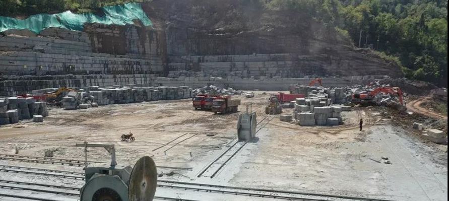 四川萬源青石礦山開采現(xiàn)場(chǎng)實(shí)拍圖