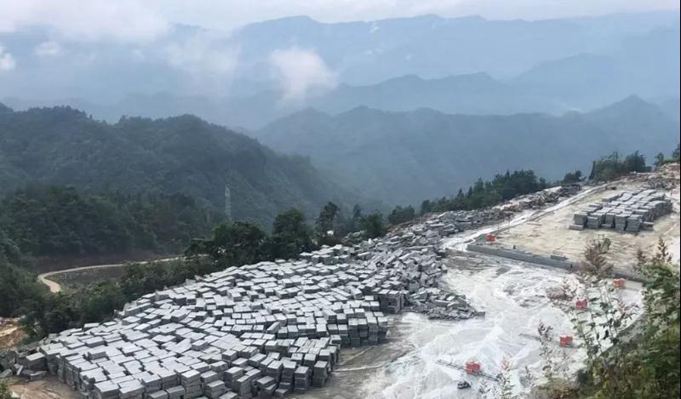 四川萬源青石礦山開采現(xiàn)場(chǎng)實(shí)拍圖