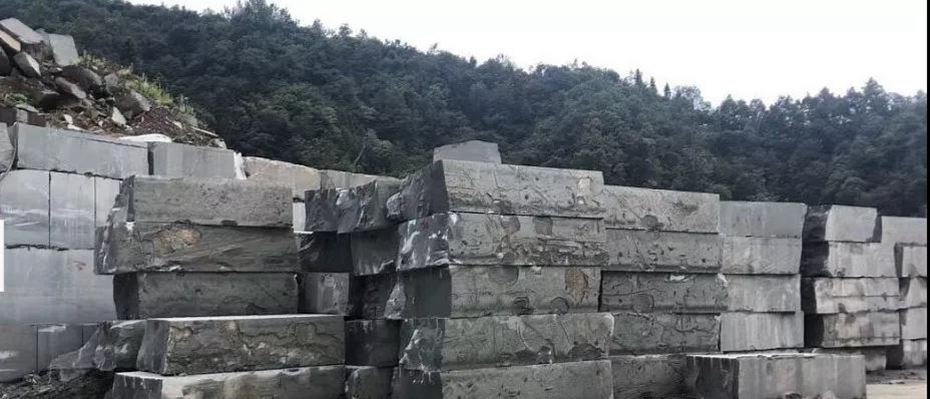 四川萬源青石礦山開采現(xiàn)場(chǎng)實(shí)拍圖