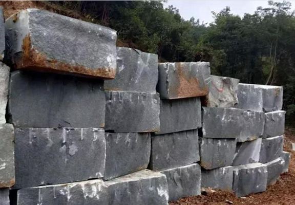 四川萬源青石礦山開采現(xiàn)場(chǎng)實(shí)拍圖