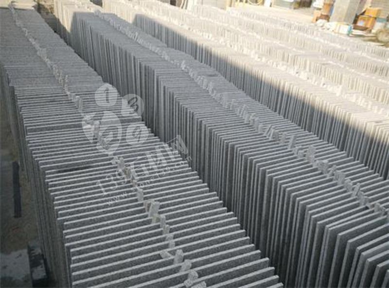 麻城張順利石材廠主要經(jīng)營(yíng)湖北芝麻白、芙蓉白環(huán)境石，地鋪石，路延石，小方石