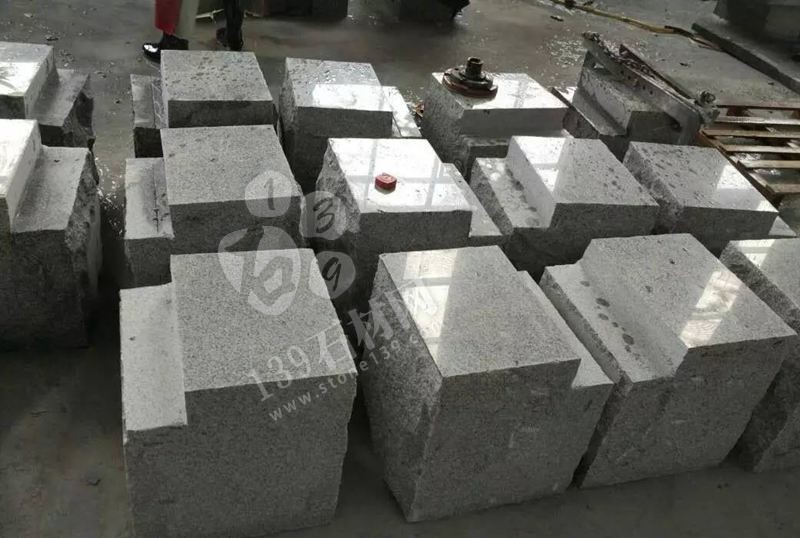 麻城張順利石材廠主要經(jīng)營(yíng)湖北芝麻白、芙蓉白環(huán)境石，地鋪石，路延石，小方石