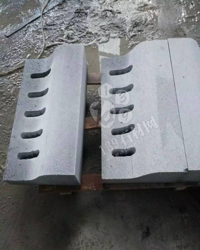 麻城張順利石材廠主要經(jīng)營(yíng)湖北芝麻白、芙蓉白環(huán)境石，地鋪石，路延石，小方石