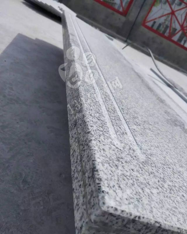 麻城張順利石材廠主要經(jīng)營(yíng)湖北芝麻白、芙蓉白環(huán)境石，地鋪石，路延石，小方石